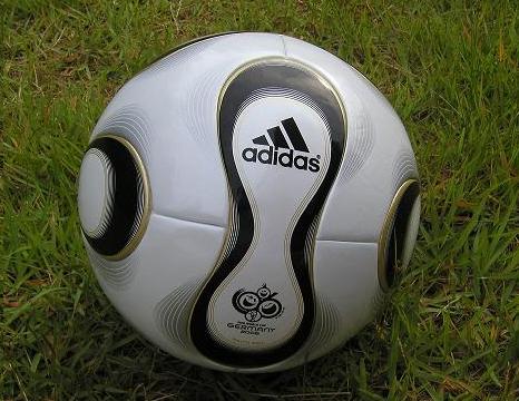 海外ブランド adidas サッカーボール チームガイスト 公式球 - ボール